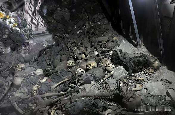 在辽宁抚顺，地下沉睡着超过30万同胞的遗骨。

这可不是一次简单的打仗死人，而是