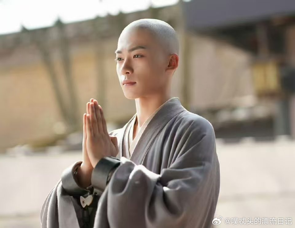 网友灵隐寺把梓渝认成真僧人梓渝这僧人扮相太绝，灵隐寺里都被误认。看得出来他为角色