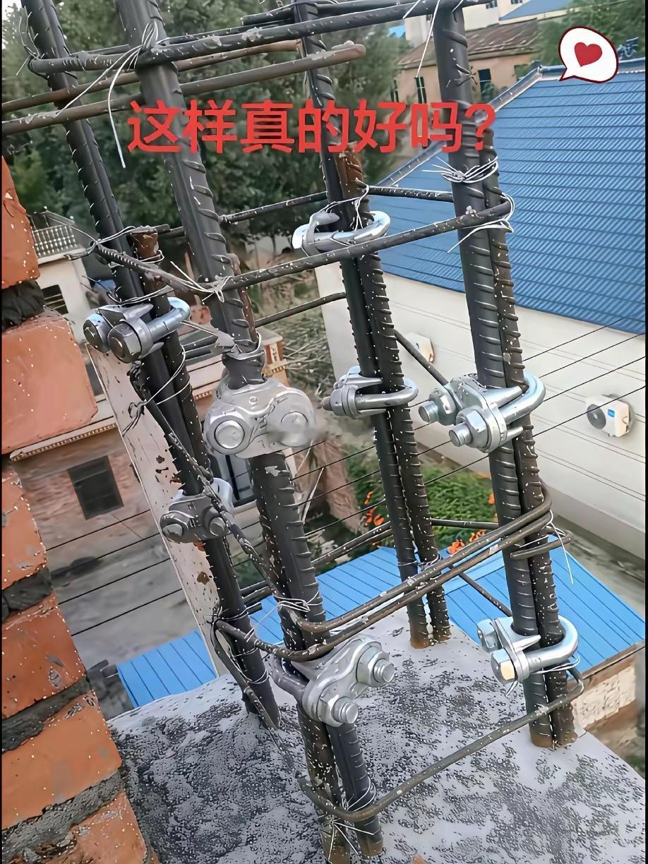 今天路过邻居自建房工地，头一回看见这么接钢筋的，两根钢筋对齐，直接拿卡扣箍在一起