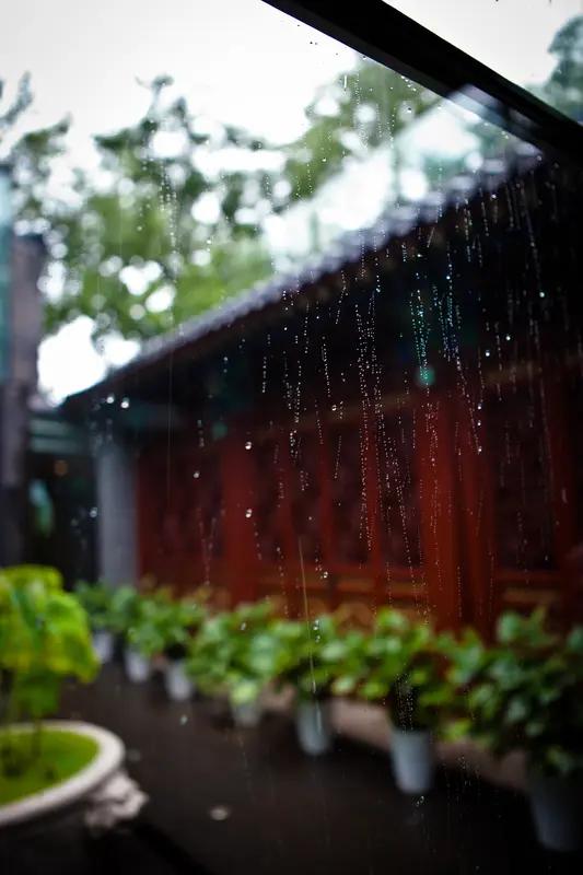 上联：推窗听雨落，诚邀请下联倚户看云升