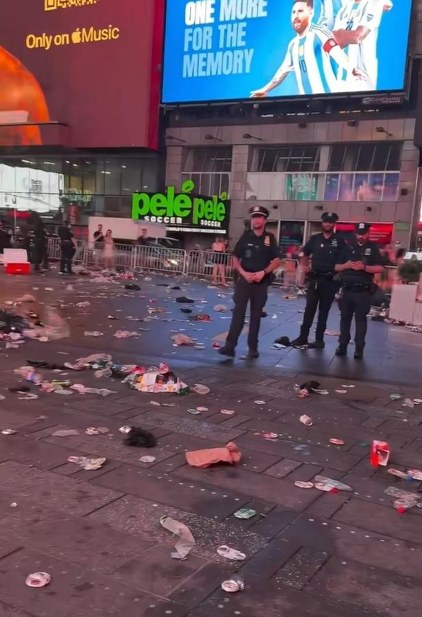纽约的时代广场，当阿根廷球迷撤离后，留下遍地垃圾。

像人家日本球迷，在镜头前好