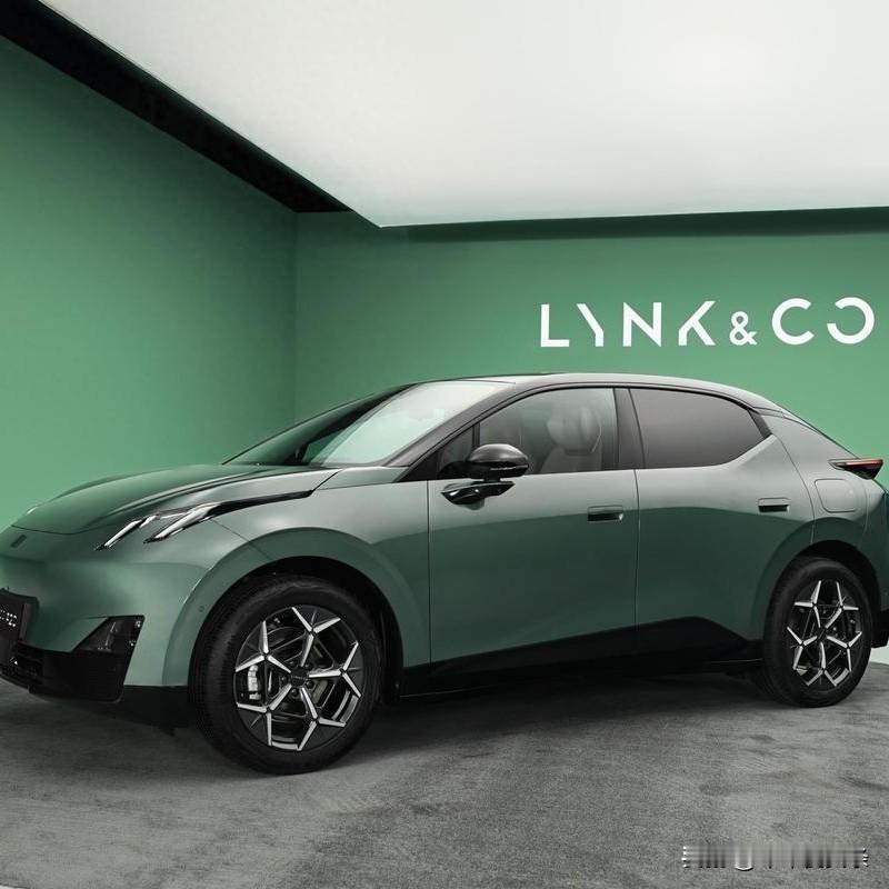 极简美学邂逅未来的科技，我们的领克Z20以颠覆之姿，重新定义豪华出行。凌厉的棱角