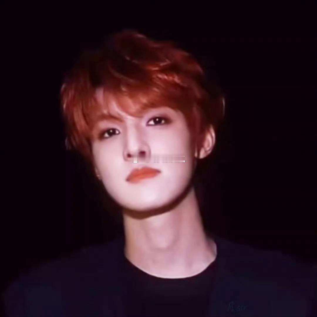 张泽禹别回头别停留变装张泽禹染回黑发前的珍贵影像红发如焰，映照着张泽禹的青春光芒