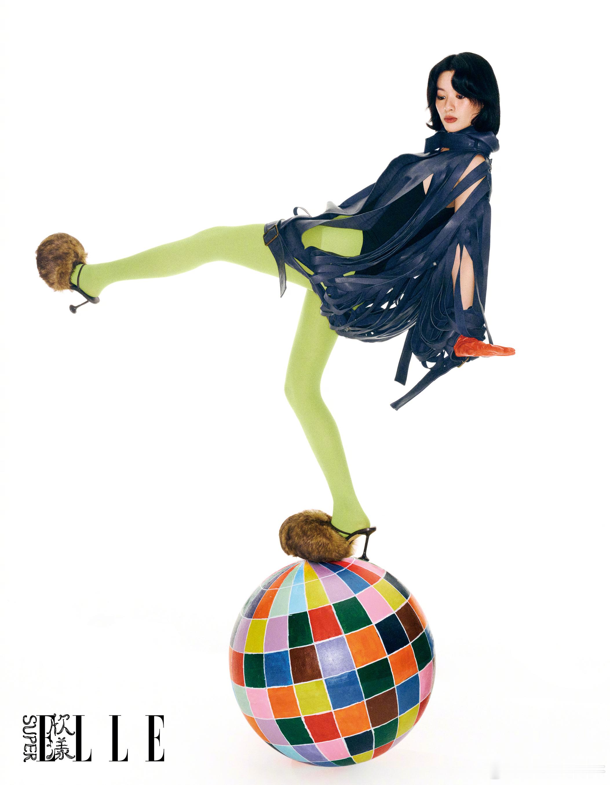 复古美人邱天上线！新图里的大卷波浪+高饱和腮红口红，时尚表现力直接拉满，仿佛穿越