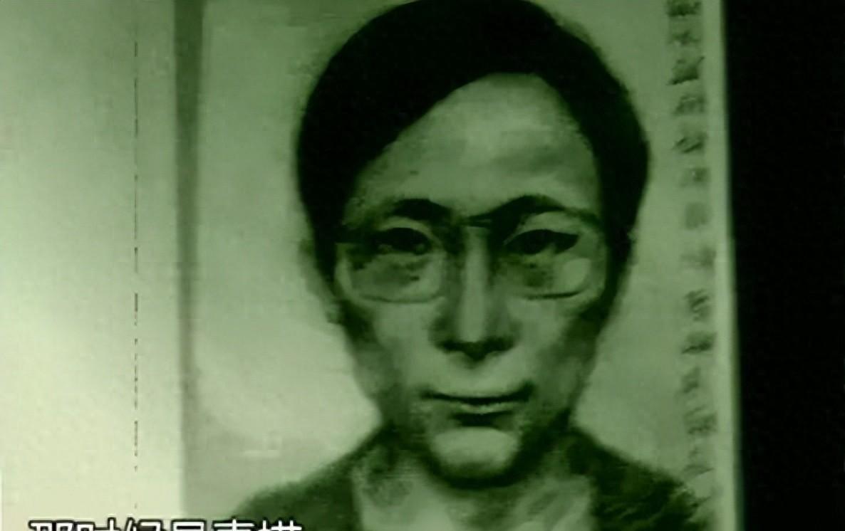 2001年，16岁的刘思佳在家打游戏，接到父亲电话赶回家，发现母亲被勒死在床上。