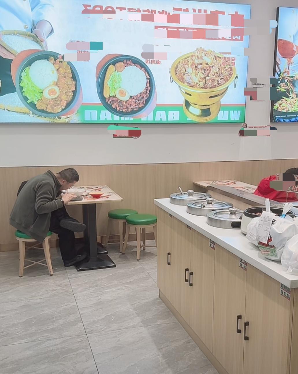 网上说的果然没错，这样的大哥，独自一人来吃饭，从店主到服务员敬而远之，千万不要主