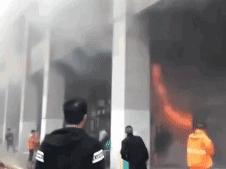 到底是一种什么样爱？能让一个男人顶着熊熊大火，即使浓烟直窜咽喉，皮肤被烈火焚身，