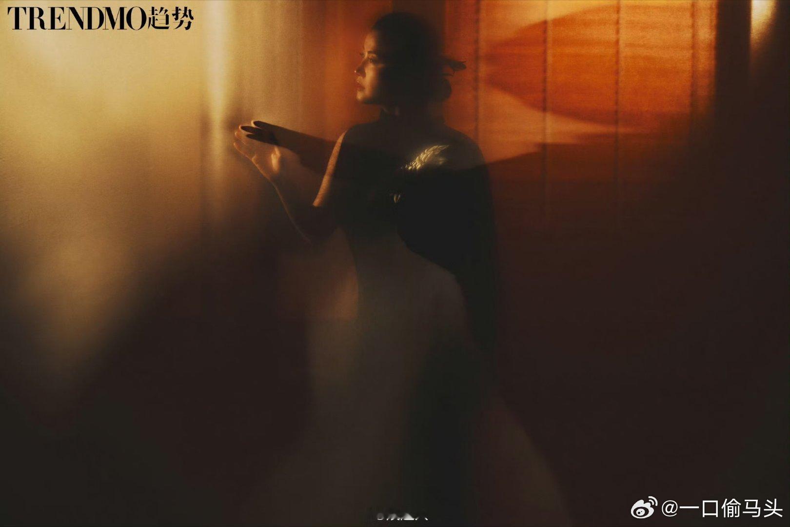 趋势把开年首封留给中年女演员颜丙燕的封面全是故事感，松弛又有气场，不追流量选实力