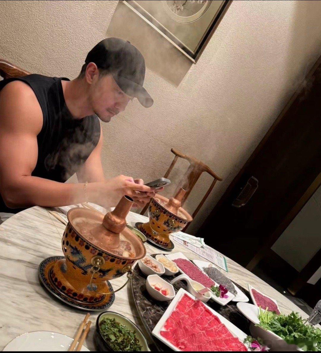 庄大吃火锅的调料都这么抽象，感觉和庄大平账时候很像，呆呆的 ​​​