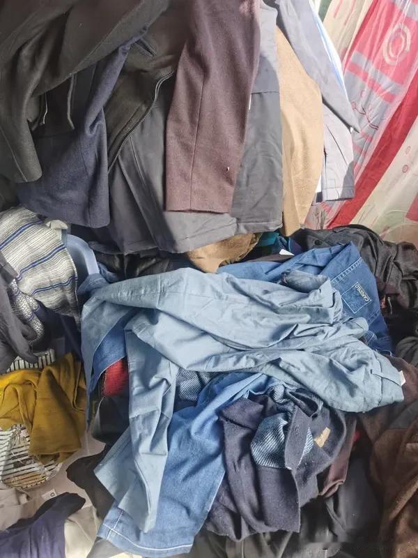 以后有旧衣服就直接扔了吧！早上给上门收旧衣服的打了一个电话，他问我衣服是年轻人的