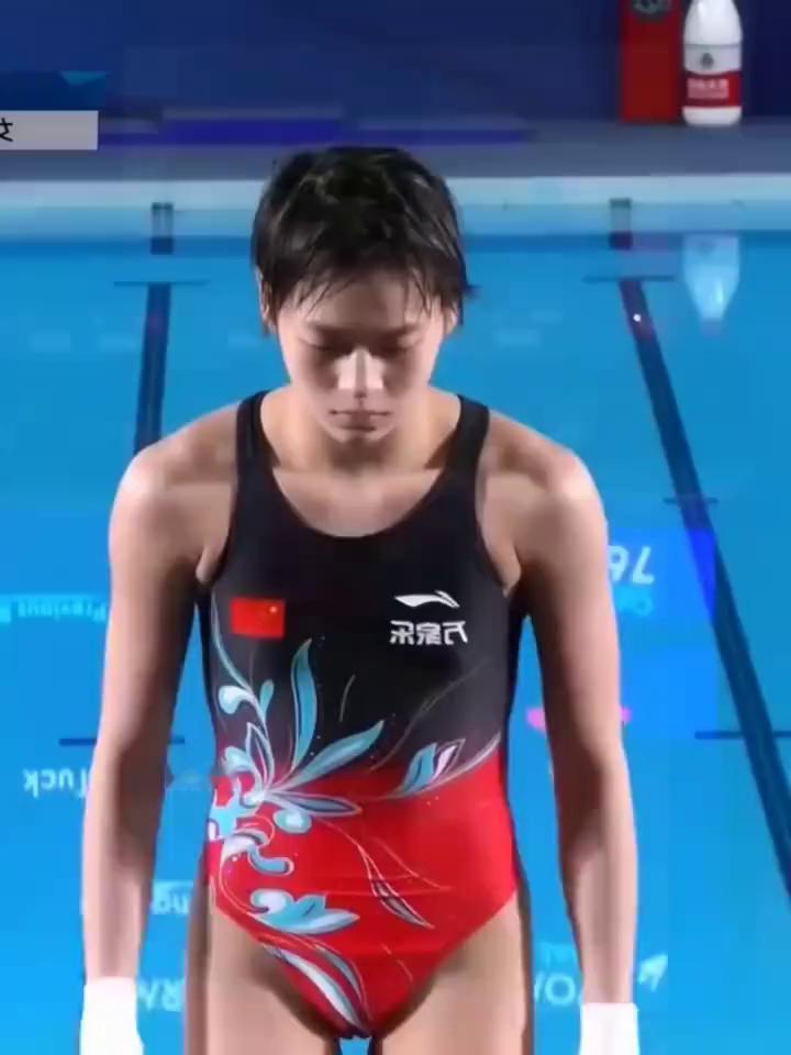 全红蝉中国407c。
水花消失，绝对完美的一跳，教科书级别。