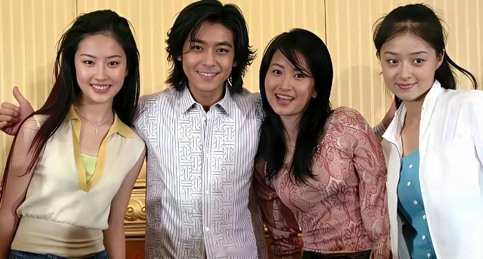2002版天龙八部片场珍贵合照曝光！15岁青涩的刘亦菲饰演王语嫣，19岁的蒋欣出