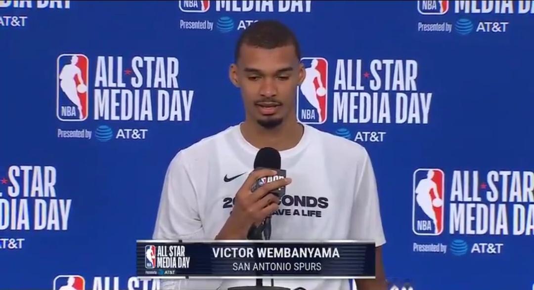 文班亚马评价勒布朗·詹姆斯作为NBA门面的影响力：“他非常聪明……几乎没在公关上