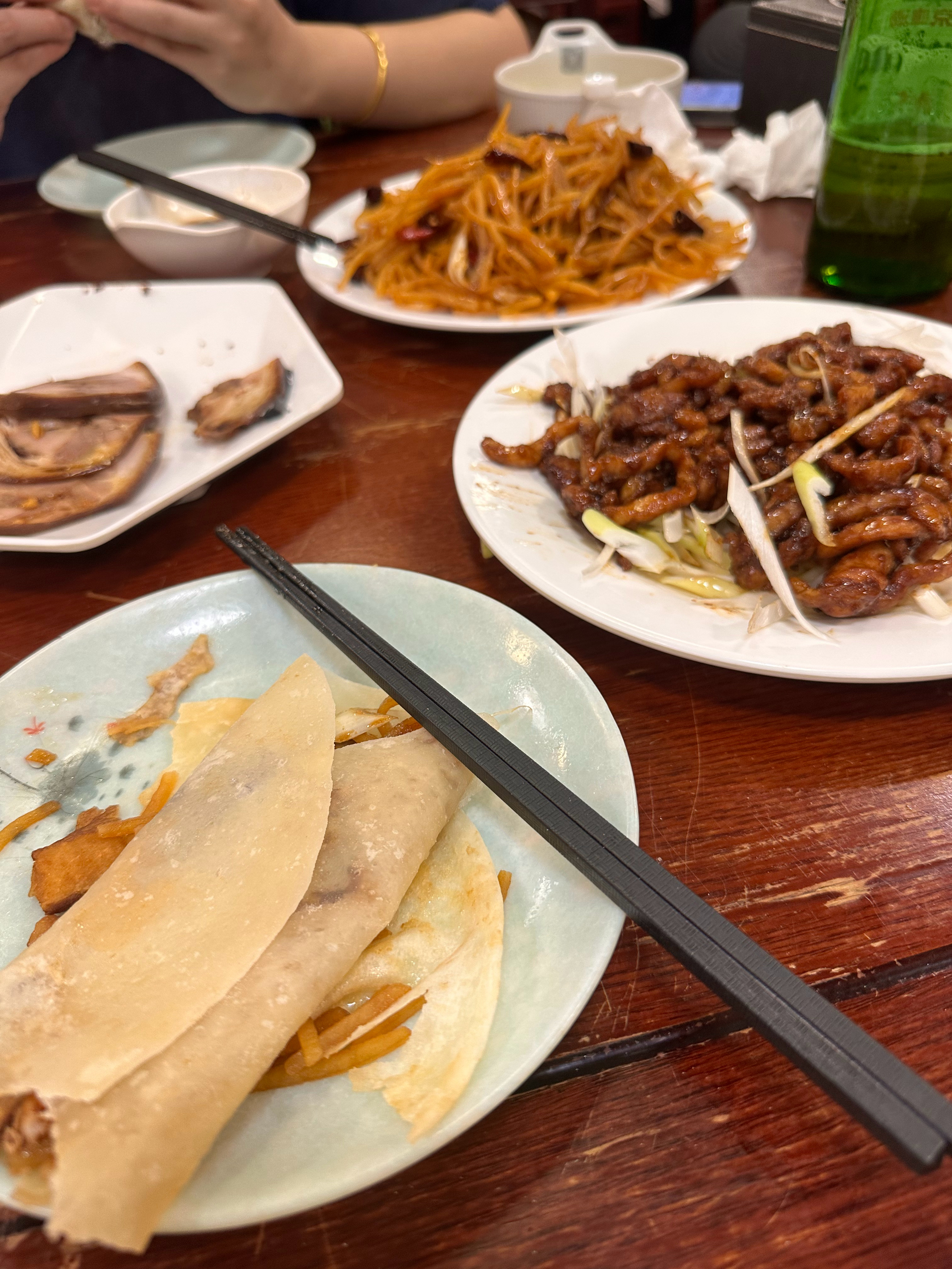 吃卷饼吃的跟我妈大眼瞪小眼 