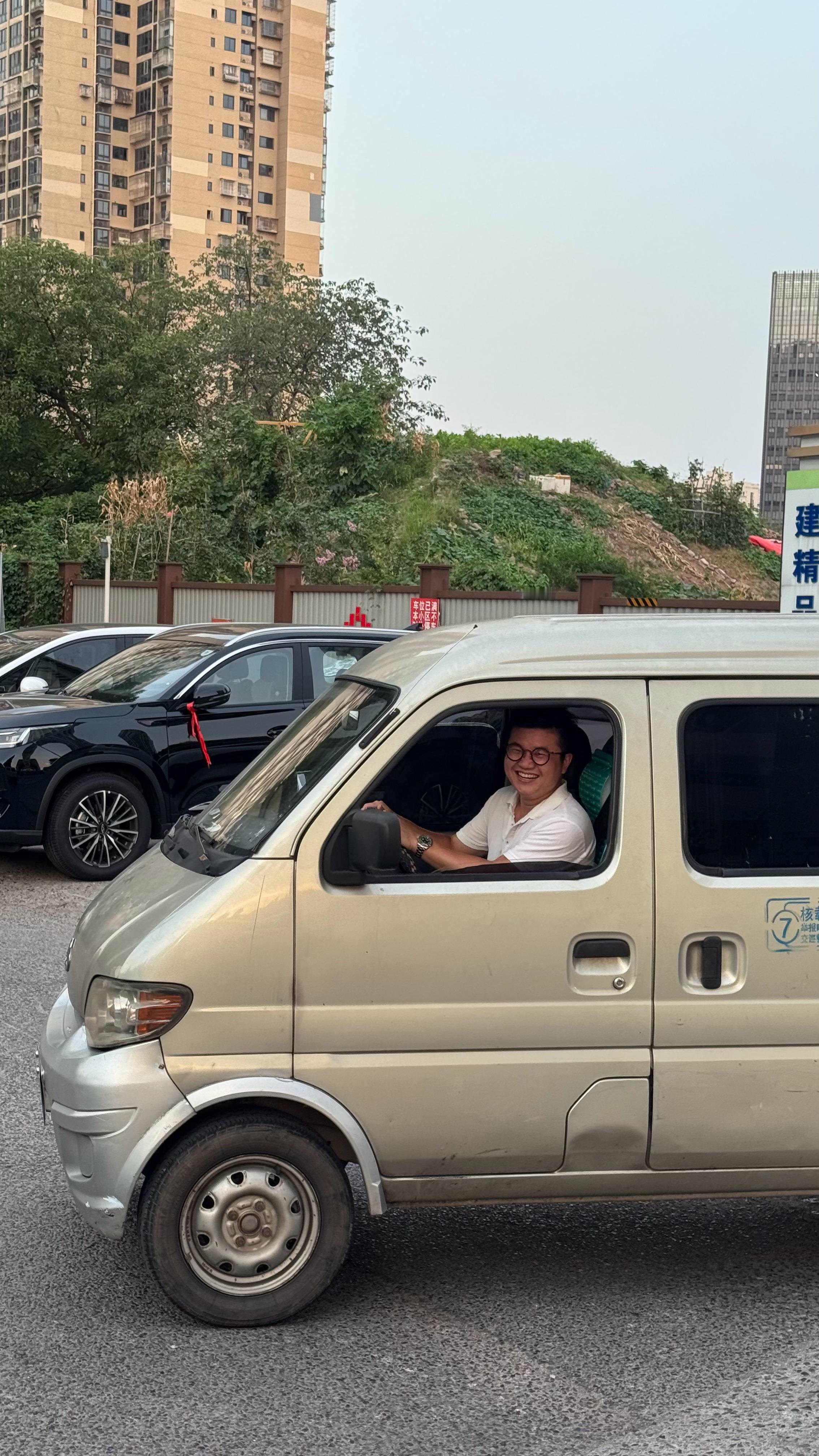 看惯了我正哥开保时捷、迈巴赫、尊界突然换个面包车怎么看怎么不得劲[doge]​​