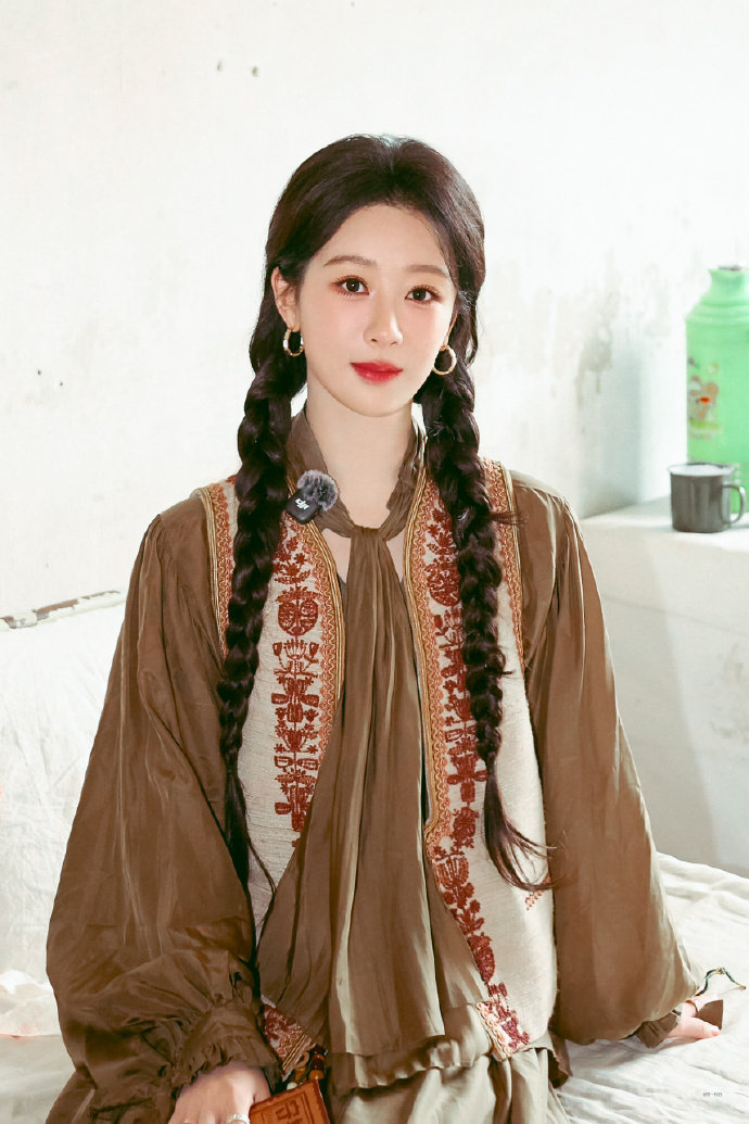 杨紫玉兰花开君再来 💜杨紫董竹君我愿化作一枝玫瑰花，被你紧紧握在手里，为你吐露