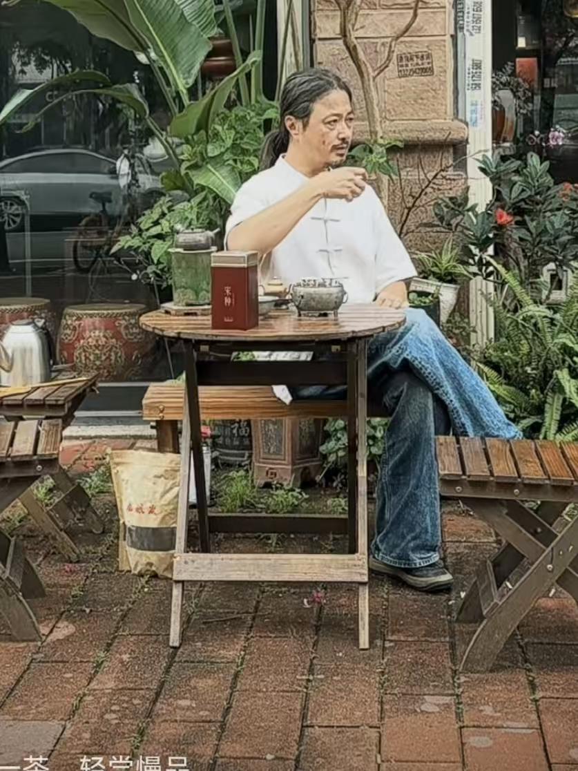 清江引·独茶静心
孤人慢把清茶品，
坐看繁花任开殒。
闲观世事浮，
静守初心稳，