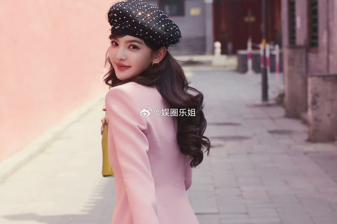 被章若楠今天的剧宣造型甜到了！💕Maison Wester的粉色翻领套装，搭配
