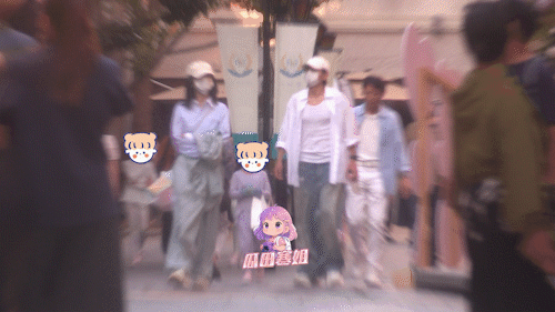 张杰谢娜带娃逛街惬意张杰谢娜一家五口好惬意。张杰和谢娜带着小女儿一起在步行街逛街