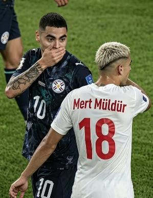 "捂嘴"红牌不是针对谁，FIFA要的就是你闭嘴——谁敢出声谁下场
世界杯又出红牌