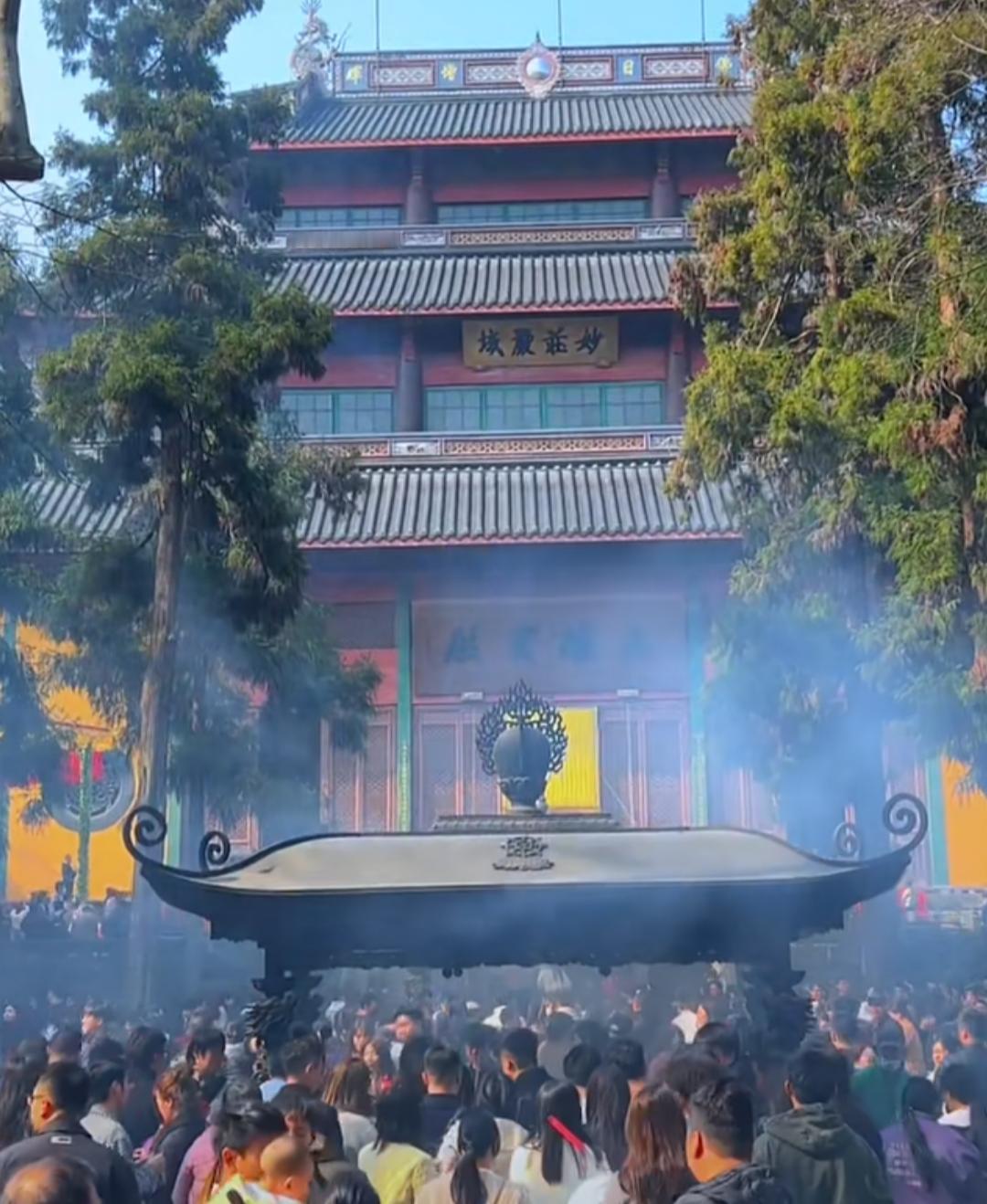 去景区旅游
烧香拜佛的时候
导游好心提醒说
夫妻可以一起拜
下辈子还能做夫妻
很