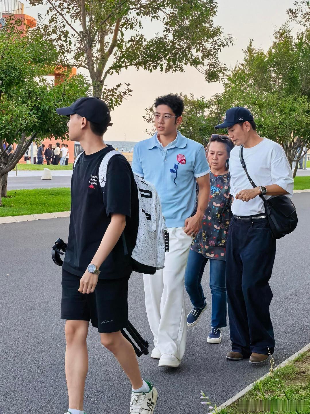 阿那亚偶遇郭涛儿子谁能想到当年那个石头，现在摇身一变成了行走的衣架子啊，这身材比