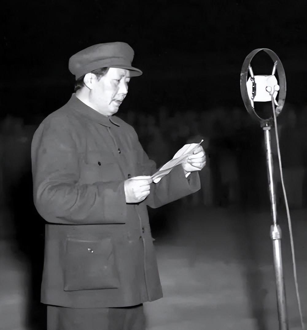1949年中央决定修建人民英雄纪念碑，毛主席特别指示碑文中不要直接提及中国共产党
