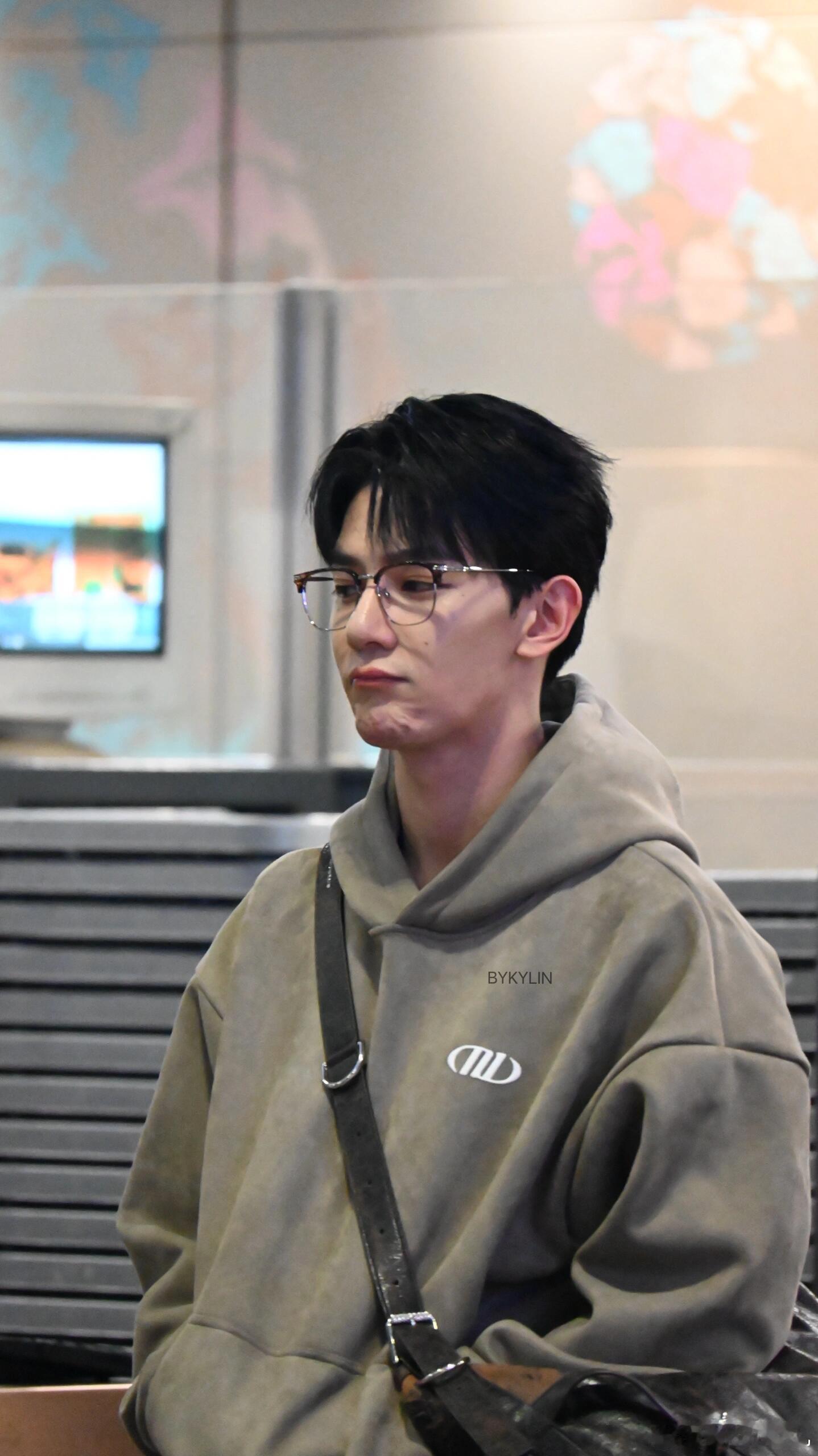 #夏之光[超话]# 可可爱爱的瞎逛谁不喜欢，这简直就是可爱小狗，可A可奶，你就是