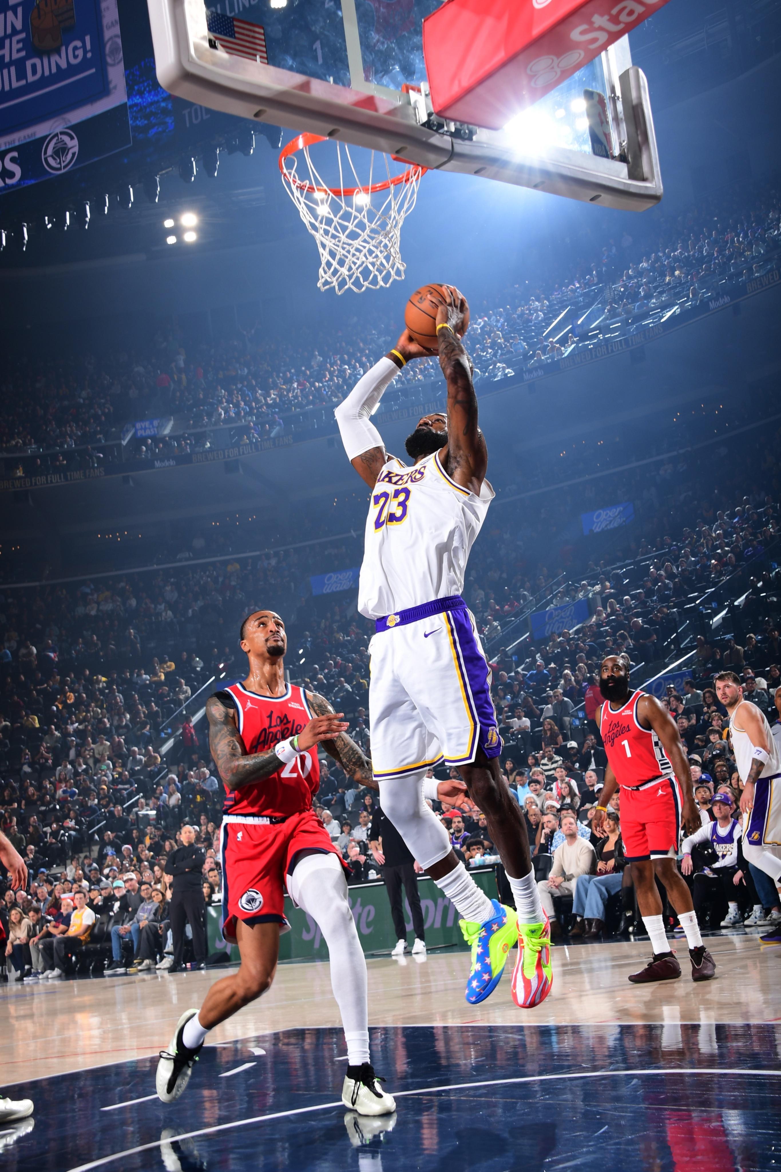 尽力局！残阵湖人88-103不敌快船，詹姆斯36分4板3助2断、拉拉维亚12分1