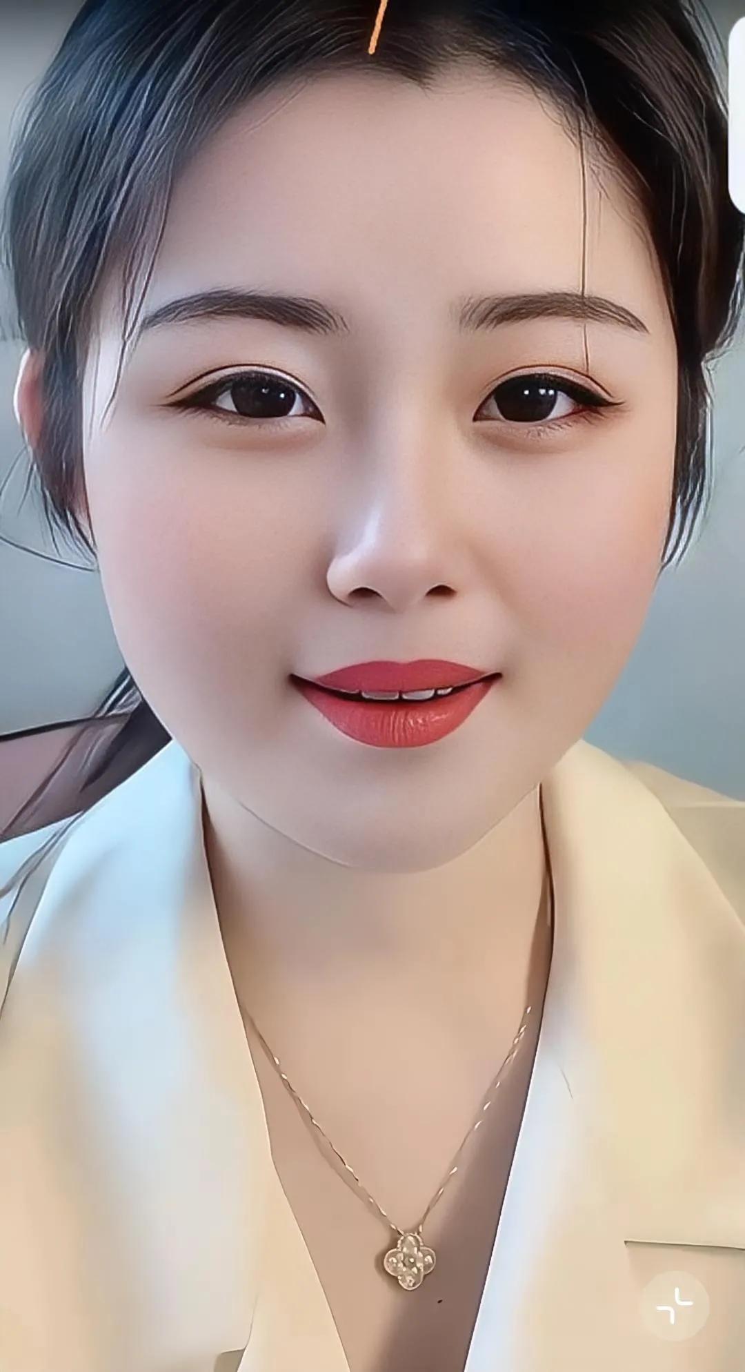 美人一笑，似花含露。#风姿绰约美佳人# #美丽佳人风采# #欣赏绝世佳人# #佳