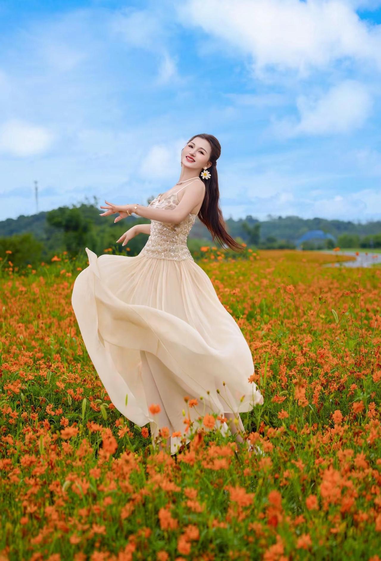 风有信，花不误，把夏天藏进橙色里。风有信，花不误🌼把自己藏进这片橙色夏天里，闭