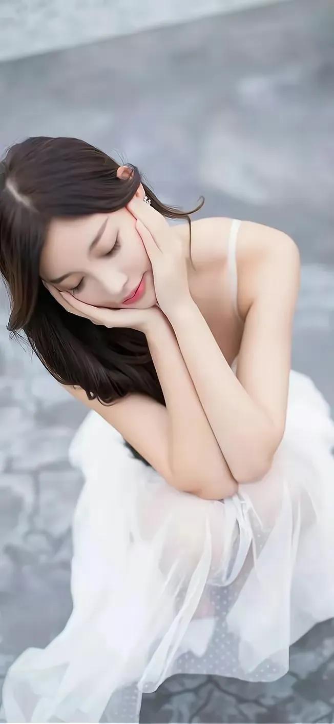 女神晨晨，吊带白裙的风韵，波浪长发，美若天仙