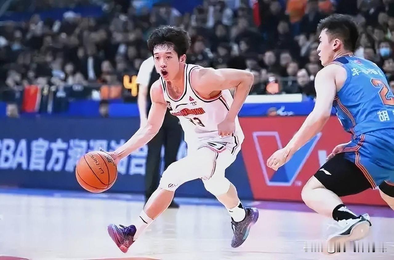 杨溢下赛季或受重用。

据媒体人透露此前听说深圳队一直青睐杨溢，希望以转会或租借