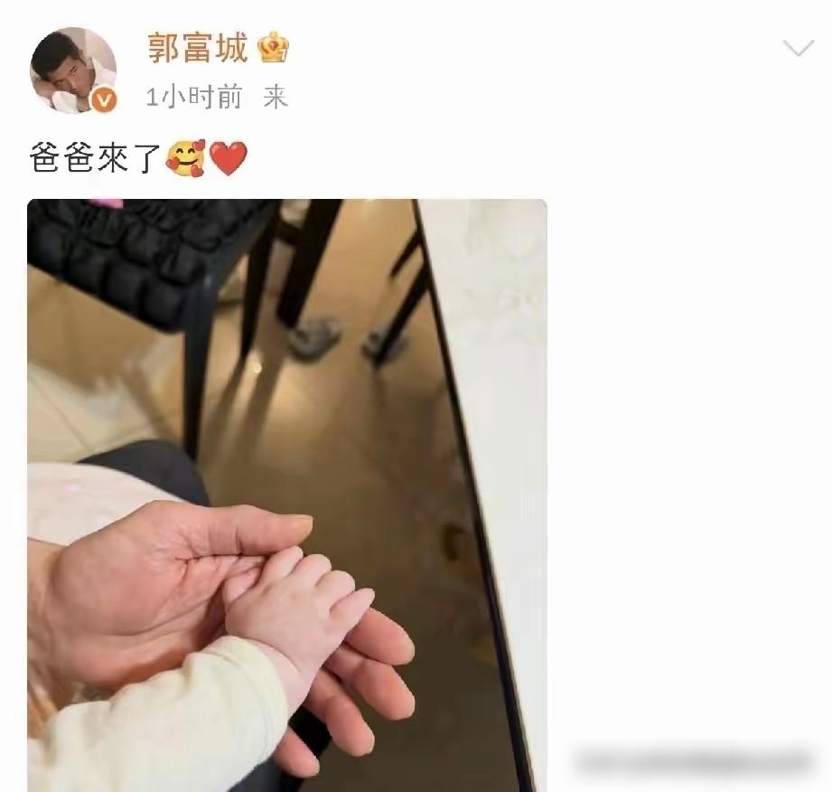 深夜十点，郭富城只发了4个字，配了张图，底下几万条评论，都在心疼这个男人。
他