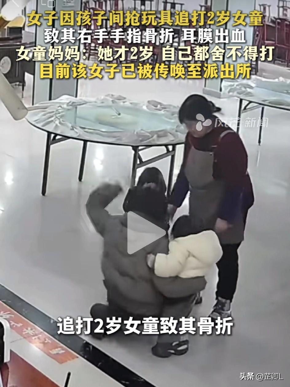 不可理喻！俩孩子抢玩具，安徽宝妈嫌自家娃吃亏，竟致2岁女童手指骨折。孩子母亲：绝