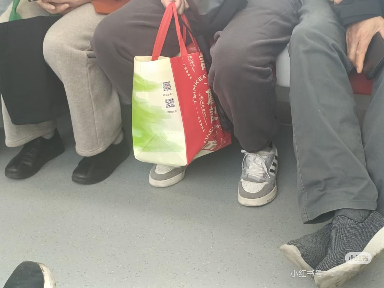 4月22日，宁马跨省城际铁路开通运营了，两城市的人分别坐车两头吃美食，马鞍山的詹