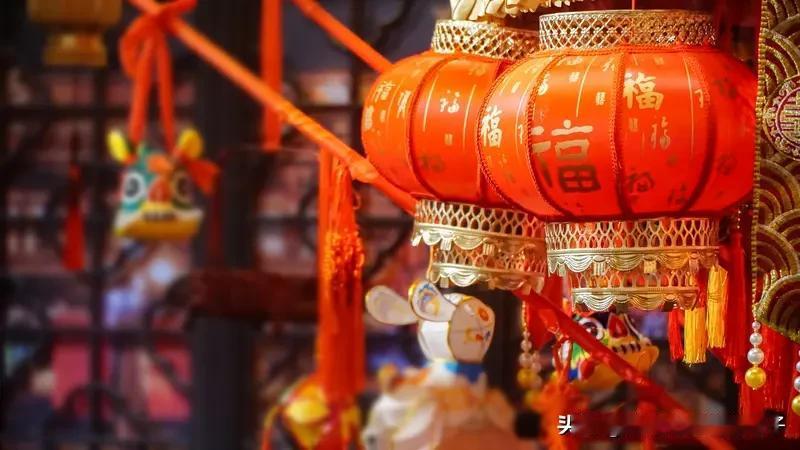 传承中国年的文化传统，得从日常点滴做起。就拿贴春联来说，现在很多人直接买印刷好的