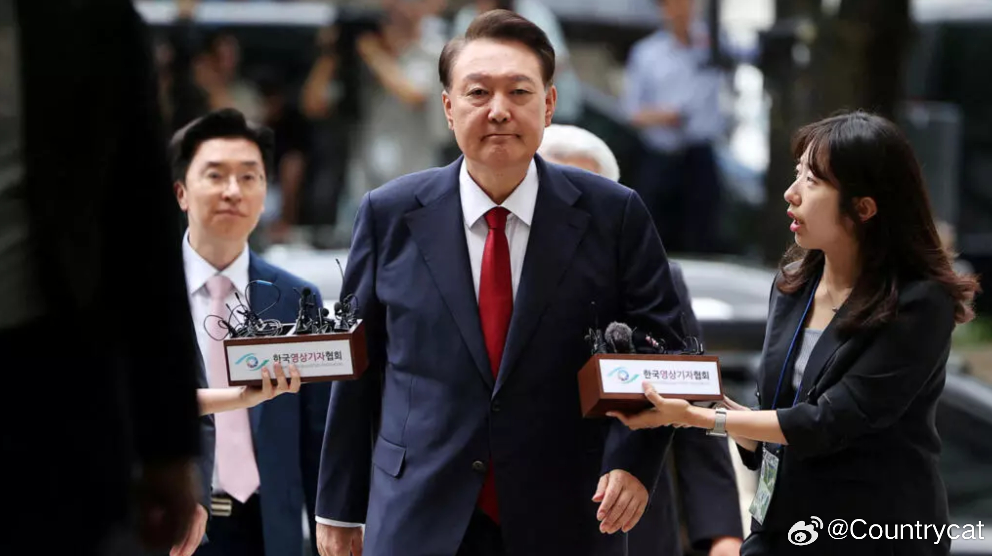 身陷8起官司的韩国前总统尹锡悦因非法接受免费民调服务 再被判刑2年海外新鲜事 韩