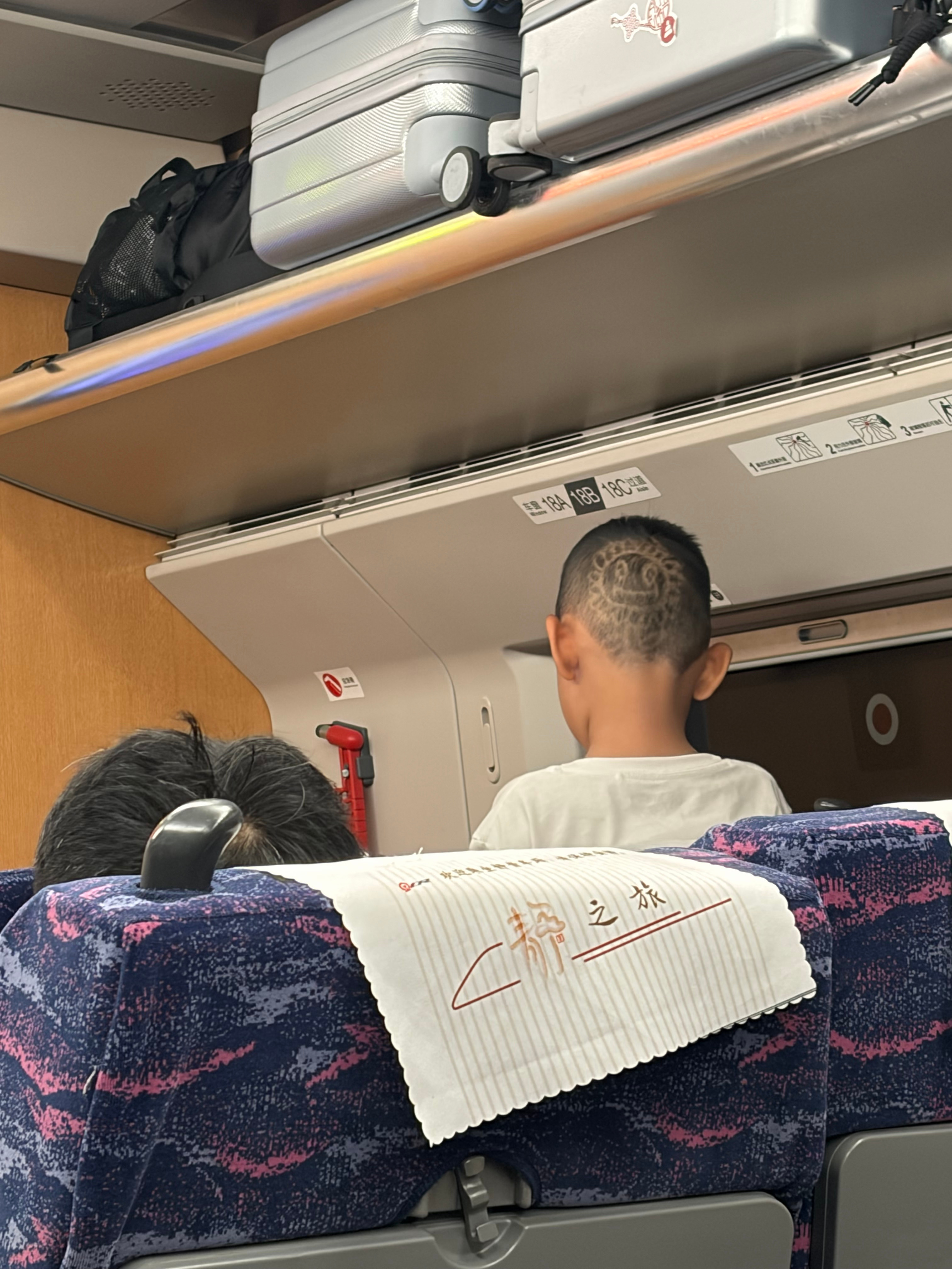 更好笑了，当他兄弟也站起来………俩兄弟，植物大战僵尸呢 哈哈哈哈，哈哈哈，哈哈哈