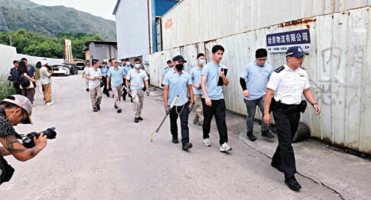 香港元朗壆围南路，一名27岁本地女子深夜骑共享单车回家，路上被3只野狗追着撕咬，