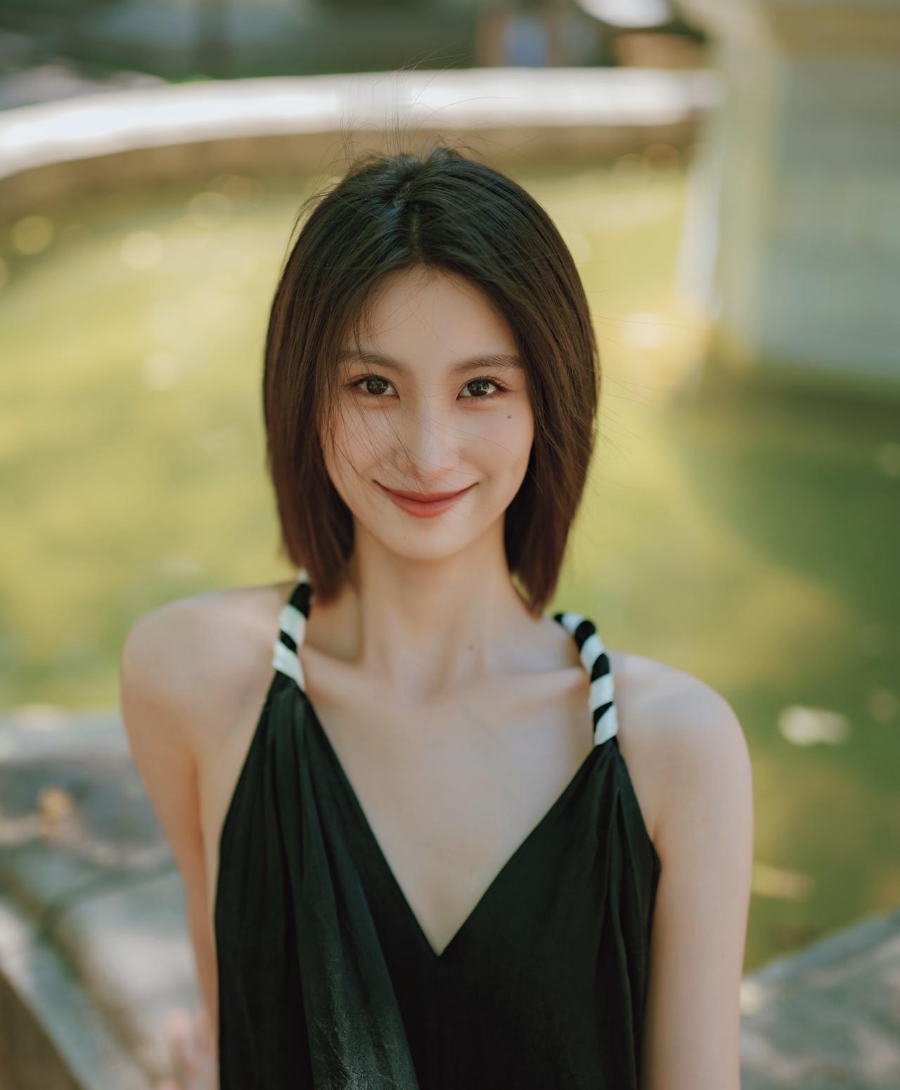 一条露背黑裙，一条随风轻扬的丝带，坐在石阶上，仰头是光，低头是影。没有刻意的摆拍
