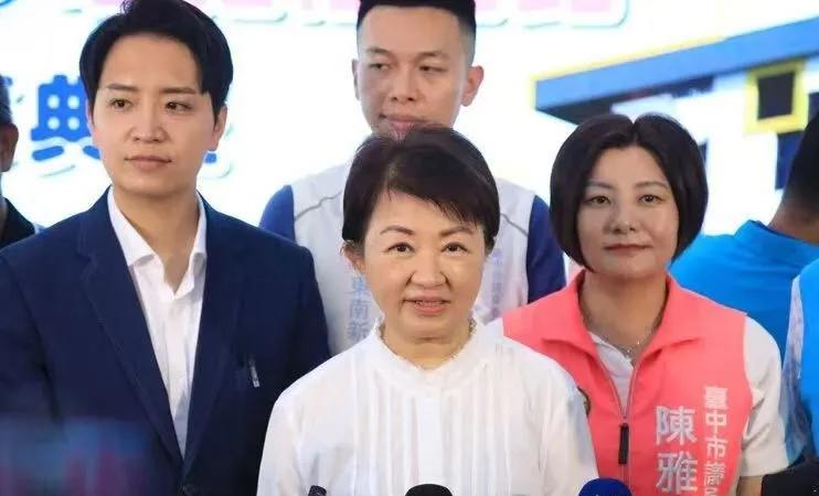 卢秀燕开口了，针对被指与国民党主席郑丽文形成“两颗太阳”之争，台中市长卢秀燕15