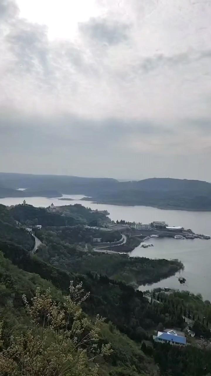 观小浪底一感●诗

登临高处远晖苍，一坝拦川锁浪狂。
碧水千湾融翠岭，青山万叠入