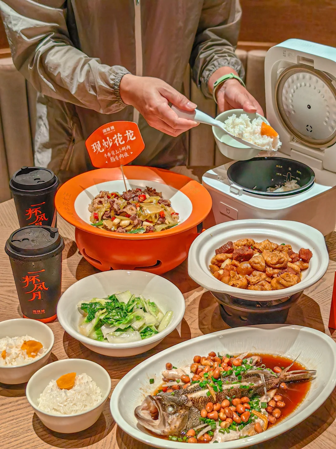 点了一个菜吃了三碗米饭