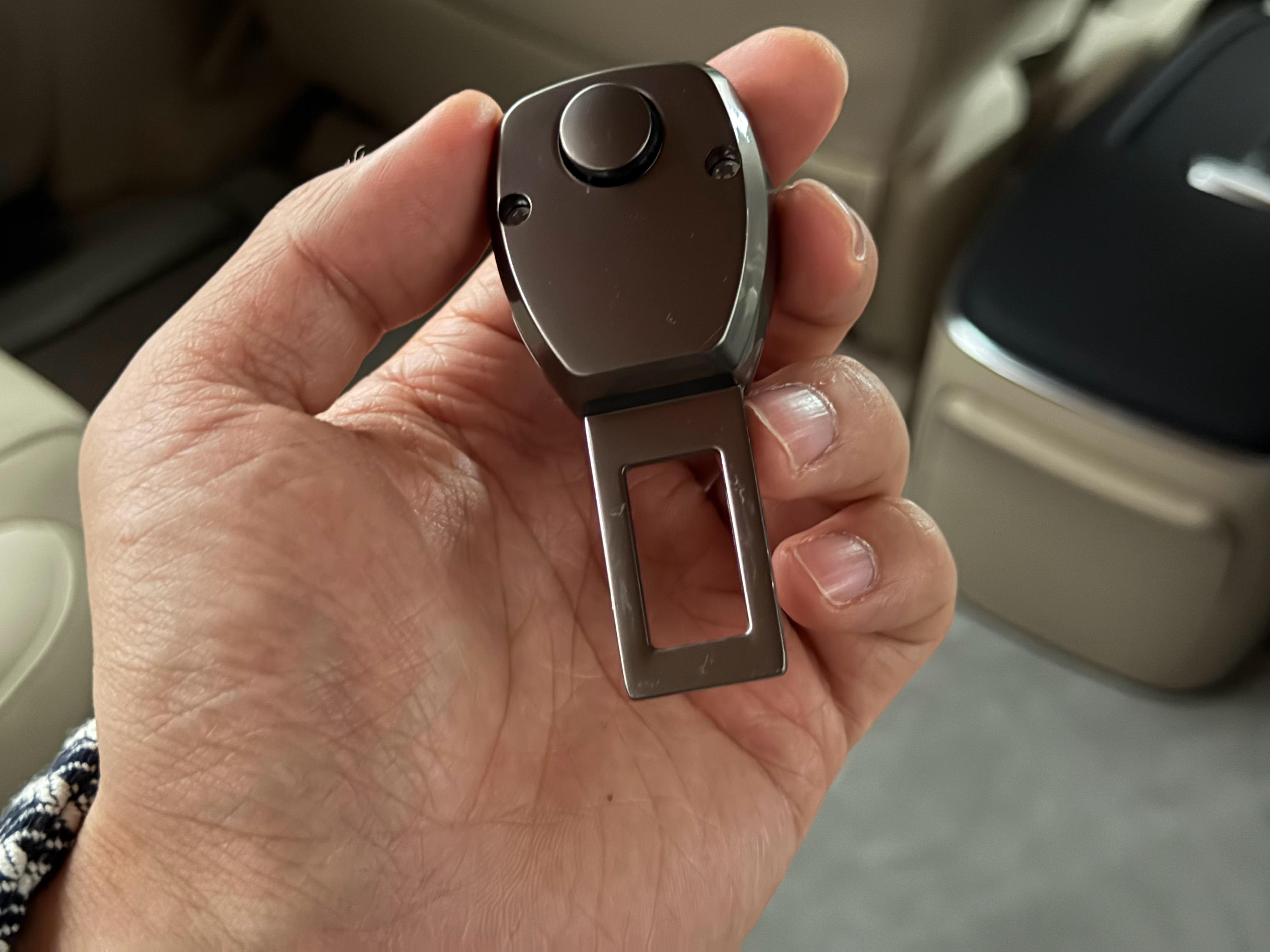 真别用这个了…安全带是对自己生命的负责我家里人要是车里用这个…我见一个扔一个。我