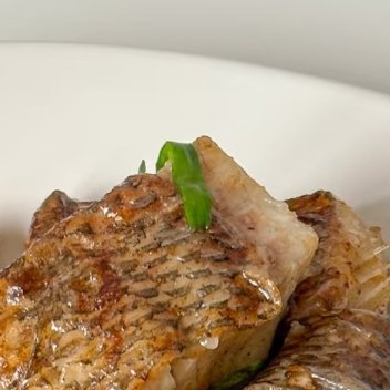 苏新皓 香煎鲈鱼食材准备：鲈鱼块、姜片、大蒜籽、葱段、盐、胡椒粉、白糖、生抽、蚝
