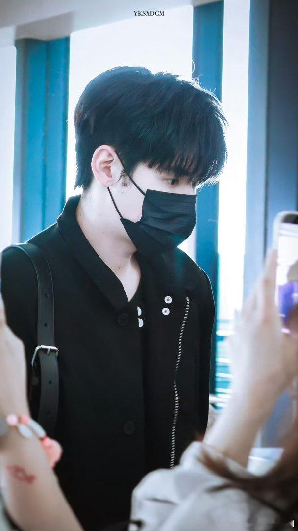 任豪去逐玉庆功宴逐玉庆功宴全员集结，任豪帅气亮相，剧中表现亮眼，剧外和伙伴欢聚，