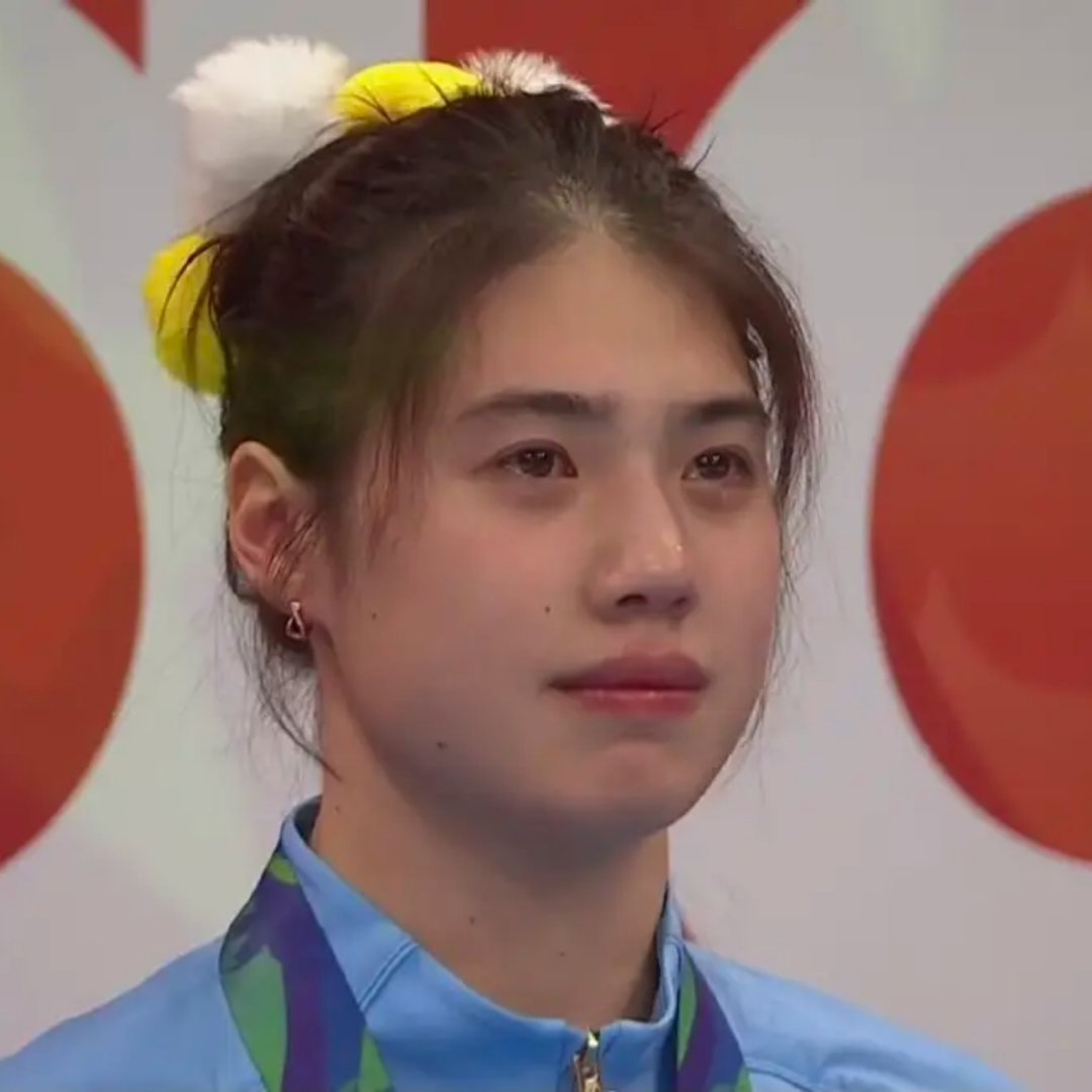 女子50米蝶泳颁奖典礼上，张雨霏戴着金牌，哭成了泪人，获得铜牌的池江璃花子去拥抱