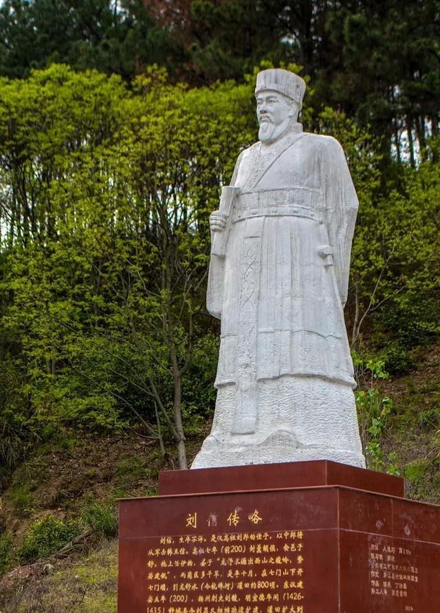 刘邦称帝后，回去看望父亲，一见面刘太公就生气的问刘邦：“儿子啊，你封了那么多人为