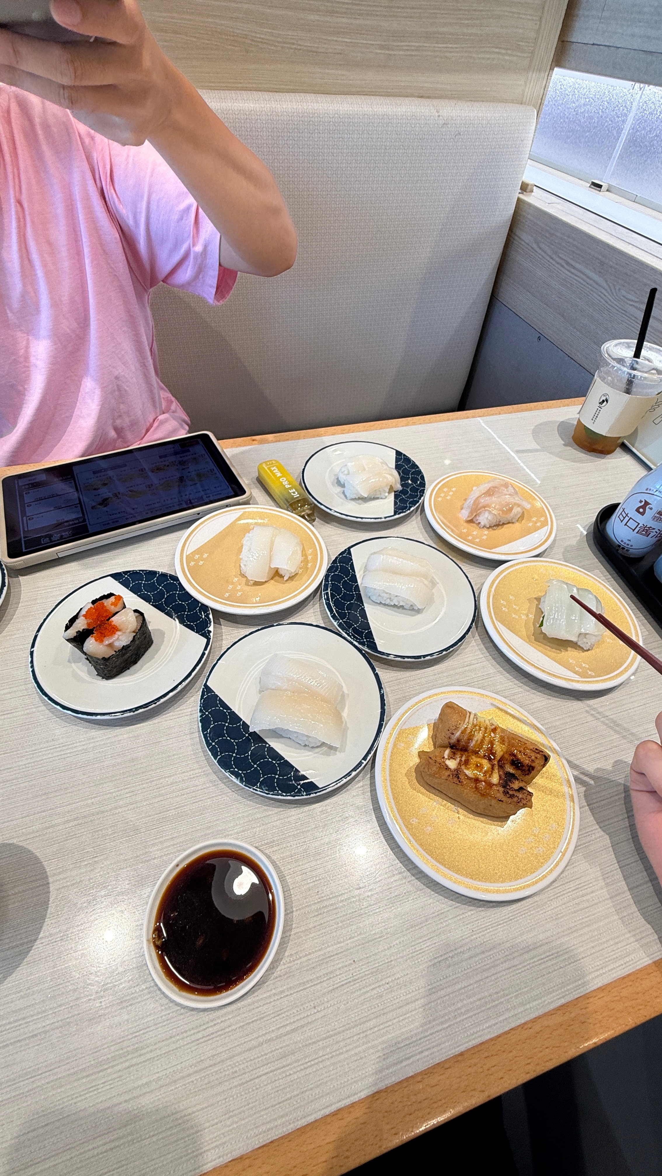 和2giaoz两个人出来吃滨寿司，他点完我点，结果发现两个人点了一共六份鱿鱼. 